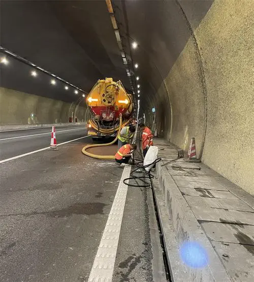 河西隧道排水渠清淤